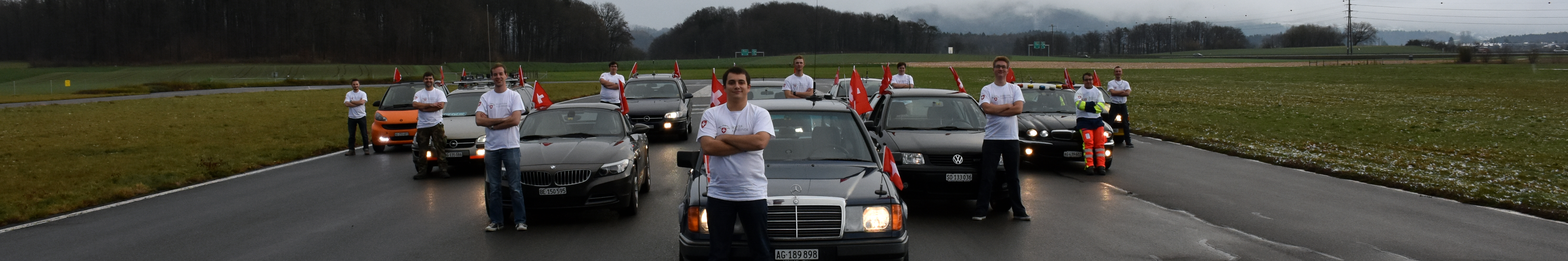 Unsere Mitglieder mit ihren Autos auf der Piste des Flugplatzes Birrfeld.