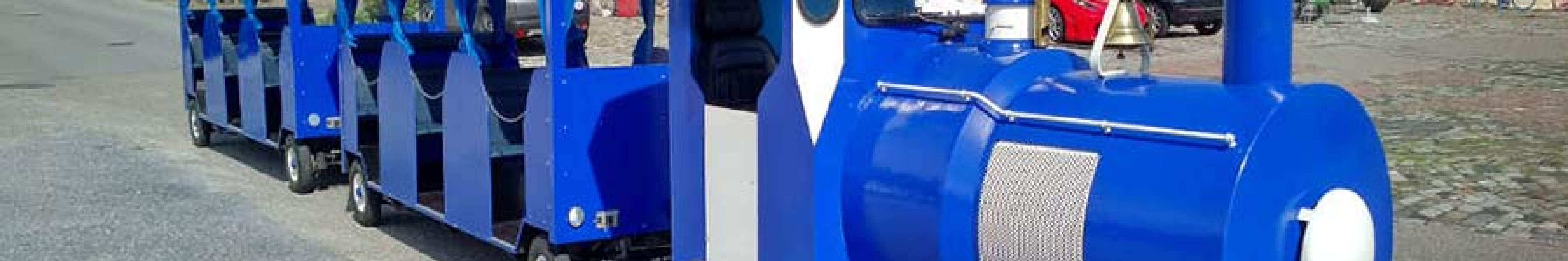 Eine blaue Bimmelbahn auf Rädern.