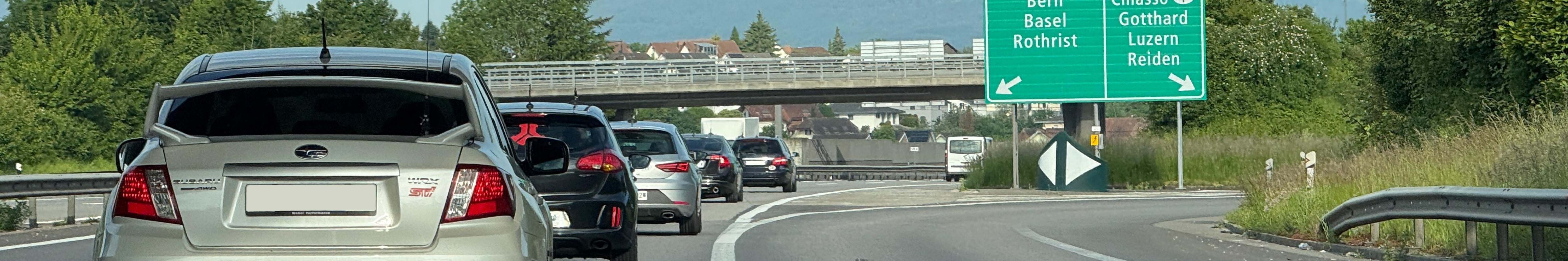 Konvoi von 6 Fahrzeugen auf der Autobahn