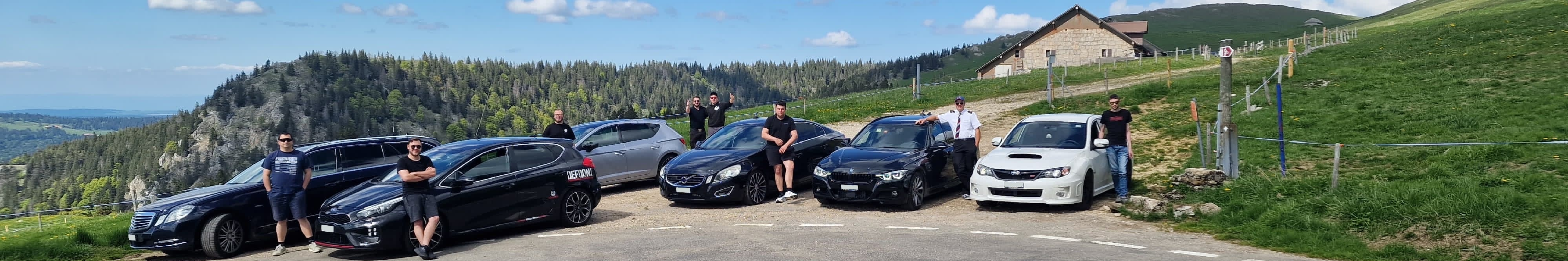 Gruppenfoto der Teilnehmer mit den 6 teilnehmenden Autos